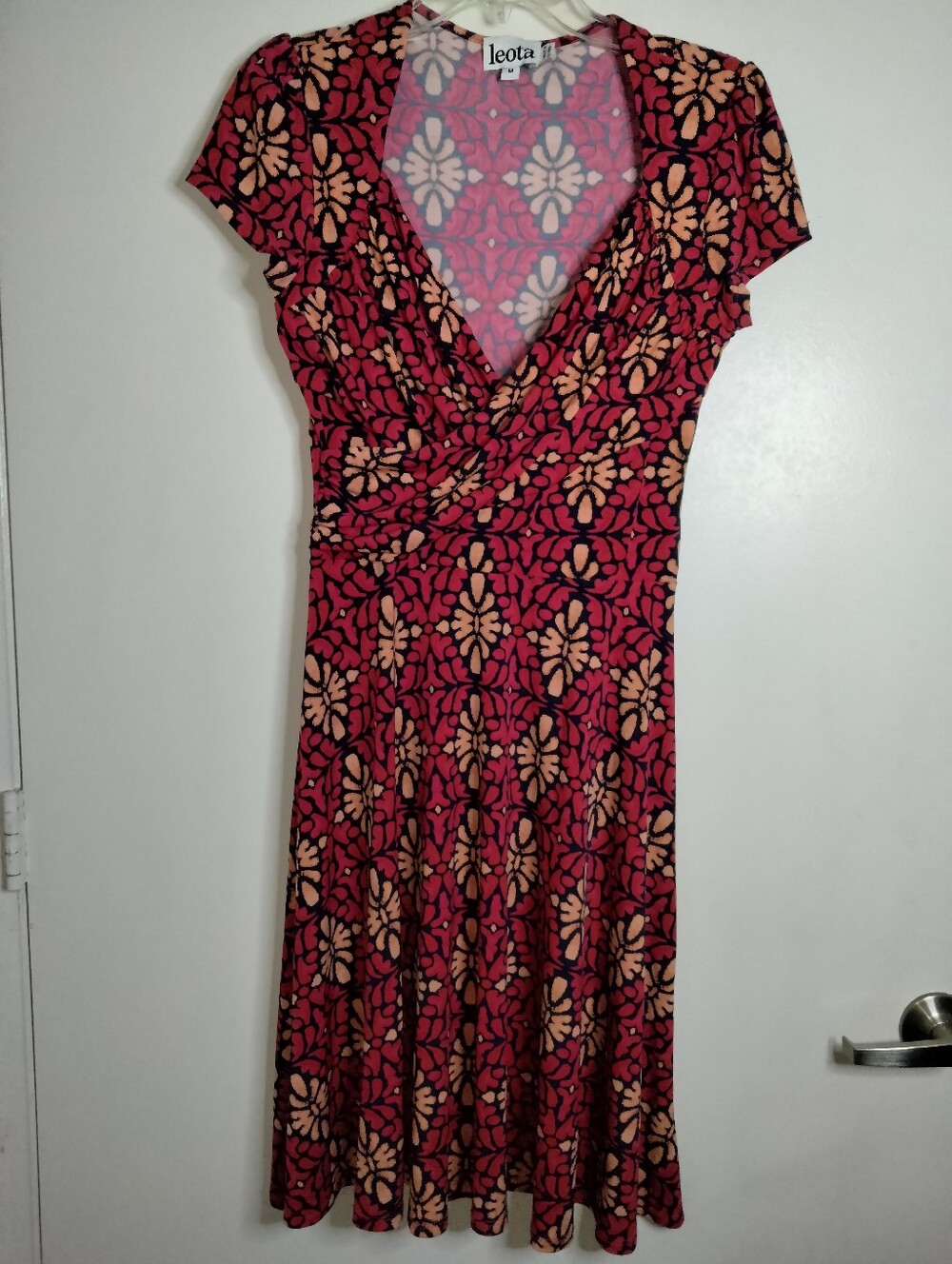 Leota (Size M) Multicolored Printed V-Neck Cap Sleeves Fit Flare Shift Dress